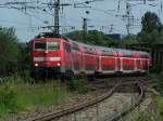 Die 111 195-5 kommt gerade von der main-Necker Br�cke und f�hrt nach frankfurt am Main Hbf ein.
