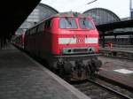 Die 218 111-3 steht mit einer zweiten Lok in der Halle als sandwich im Frankfurter Hbf.