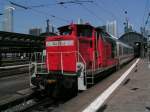 Hier rangiert 363 211-4 im Hochsommer einen 12wag IC nach Dortmund erstmal aus dem Frankfurter Hbf.
