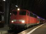 Die 110 432-2 ist gerade erst zum stehen gekommen und schon st�rmen die Massen aus dem Zug.