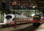 Ein Karlsruher Steuerwagen und ein ICE3 treffen in Frankfurt am Main Hbf zusammen.