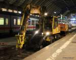 Ein Liebherr A900ZW hat sich einiges an Bauger�mpel aufgeladen und rangiert nun nahc Gleis 21 um dort die Prellb�cke zu erneuern.