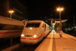 Der eine ICE1 wartet auf Abfahrt und ein ICE-T f�hrt vor der Kulisse des ehemaligen Frankfurter Stellwerks am Abend des 17.04.2010