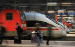 Am 11.05.2010 konnte ich dann diese �bersichtsaufnahme machen. Im Frankfurter Hauptbahnhof treffen sich unterschiedlichste Loks und Triebwagen und Menschen hetzen hin und her, doch einer nimmt sich mit seinem Gep�ck Zeit und genisst in Mitten der Hektik sein Eis.