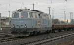 Die 2143 010-4 hat die rangierereien in Mainz beendet und bringt einen leeren Flachwagenzug nach Wiesbaden Ost.