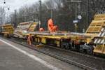 Hier sieht man Mitarbeiter der DB-Gleisbau die gerade an einer Weiche f�r Mainz-Bischofsheim Pbf basteln. Die Transporter sind sehr interesant da diese in einem 45 Grad Winkel stehend transportiert werden.

Patrick E. 