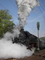 Mir Volldampf macht sich 44 2546-8 aus dem Bahnhof Linz(Rheinl.) am 24.4.10.