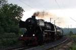 Bei Niederlahnstein kommt 52 4867 am 22.05.2011 vorbei