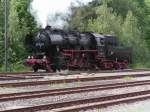Die 52 8079-7 rangiert in Neuenmarkt Wirsberg.