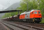 230 077-0 der RTS wartet darauf mit ihrem Schotterzug losschottern zu k�nnen , zwischen Rh�ndorf und Bad Honnef am 06.05.2012