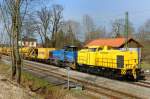 203 005-4 + Vossloh G 1206 vor einem Bauzug.