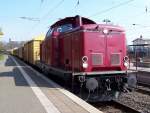 Eine V100 f�hrt mit einen Bauzug durch Uelzen.
