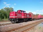 213 334 der Rennsteigbahn steht in Munster mit einen leeren Holzzug.
