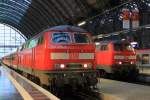 Die 218 420-8 neber 218 446-3 nebereinander im Frankfurter Hbf.