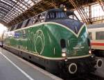 V200 053 der Brohtalbahn mit ihrem Sonderzg aus Brohl an Gleis 5 in K�ln Hbf am 7.3.2010