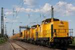 293 011-3 der DBG mit zwei weiteren Schwestermaschinen und langem Bauzug in Br�hl am 27.05.2012