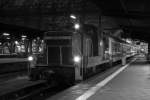 Die 363 211-4 steht Abends im Frankfurter Hbf um den IC in die Abstellanlage zu ziehen.