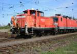 Die 363 707-1 rangiert eine 143 mit 5 N-Wagen und eine 111er mit 7 N-Wagen.