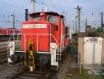 363 437-5 kommt mit einem IC Wagen durch K�ln Hbf.