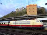 Die 103 235-8 mit IC 91 300 (mit TEE-Rheingold Wagen) steht am 03.04.2010 im Koblenzer Hauptbahnhof zur Weiterfahrt nach Trier Hbf bereit.