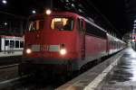 Die 110 437-5 ist soeben aus der Abstellung des Wiesbadener Hbf´s zum Bahnsteig rangiert.