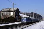 Mit dem E3653 (Stuttgart - T�bingen) f�hrt die 110 235 in N�rtingen ein.