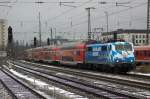Die neu Beklebte 111 017 als RE bei der Einfahrt M�nchen Ost  Aufgenommen am 26.11.2010