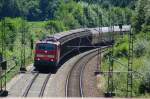 Was hier scheinbar als G�terzug mit 111 017 entgegenkommt, ist lediglich der Radlzug des Bayerischen Rundfunk.