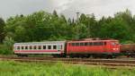 115 186-4, aufgenommen bei der Durchfahrt mit nur einem einzigen Personenwaggon am Haken durch Neuoffingen, am 12.06.12.