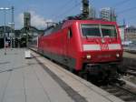 Die 120 146-6 hat eine Delle �ber dem Zughaken und unterm in Fahrtrichtung Rechten Puffer hat sie eine Rhein-M�we erwischt.