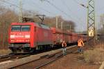 152 042-8 am Morgen des 21.03.2012 in Bonn Oberkassel , man beachte die Kollegen einer Baufirma, die zeigen, wie man sich nicht im Gleis aufh�lt .....