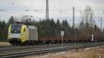 ES 64 U2-013, aufgenommen vor einem Stahlzug am 18.01.10, bei der Durchfahrt durch Gersthofen, Strecke Donauw�rth-Augsburg.