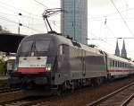 ES 64 U2-024 beim Halt vor der Einfahrt nach K�ln Deutzerfeld in K�ln/Messe Deutz am 09.05.2010