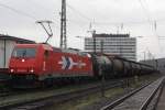 185 605 mit einem Kesselwagenzug in W�rzburg HBF am 12.12.2010