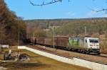 Die 185 389 f�hrt langsam durch das beschauliche �rtchen Solnhofen im Altm�hltal.