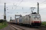185 581-6 mit fast komplett geschlossenen Jalousien ....