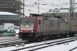 Hier kommt die pinke/lilnen 185 der Crossrail durchf�hrt Aachen mit einem Containerzug.