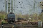 Dunkle Wolken - Dunkle Lok  185 570 mit Flachwagen in Gremberg am 09.04.2010  Die Lok war ehemals bei der RTS im Einsatz.