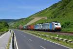 186 103-8 und 186 105-3 mit einem Containerzug am 14.06.2015 zwischen Boppard Hbf und Spay.