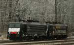 Ein toller, schwarzer Lokzug raste am 12.12.09 durch den Bahnhof Neuoffingen, Strecke Ulm-Augsburg.