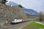193 831-5 mit einem Holzzug am 11.04.2015 bei Jenbach.
