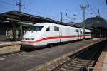 Im zweiten Teil hat es der Tf noch schnell auf seinen F�hrerstand geschafft und den alten ICE1 schnellst m�glichst am 18.04.2010 aus Karlsruhe rausbeschleunigt.