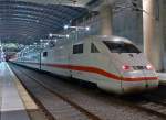 402 028-5 Bahnhof  K�ln/Bonn-Flughafen  an Gleis 2, kurz nach der Ankunft aus Berlin Ostbf.