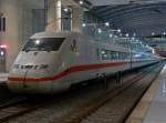 402 028-5 Bahnhof  K�ln/Bonn-Flughafen  an Gleis 2, kurz vor der Abfahrt nach Berlin Ostbf.
