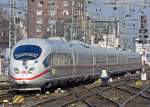 Ein ICE 3 bei der Einfahrt in K�ln Hbf.