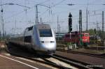 W�hrend sich die Dortmunder Kasten E10er ausruht, kommt der TGV Richtung Paris in den Karlsruher Hauptbahnhof gebraust.