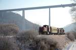 �berf�hrung der Diesellok V81 (Esslingen), V23 + V25 (MaK) + Packwagen 72 durch die V152 (Gmeiner) zur SVG Eisenbahn-Erlebniswelt Horb am Neckar, hier zwischen Eyach und M�hlen nach Horb.