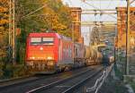 185 604-6 der HGK mit DE669 und Gz im Schlepp von der K�lner S�dbr�cke kommend im letzten Licht des Tages am 28.10.2010