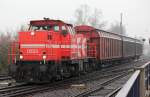 DE93 kommt drei Waggons um die Ecke in Br�hl Vochem am 24.02.2011