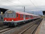 Ein Karlsruher Steuerwagen geschoben von 111 010 in K�ln/Messe Deutz am 05.11.2010